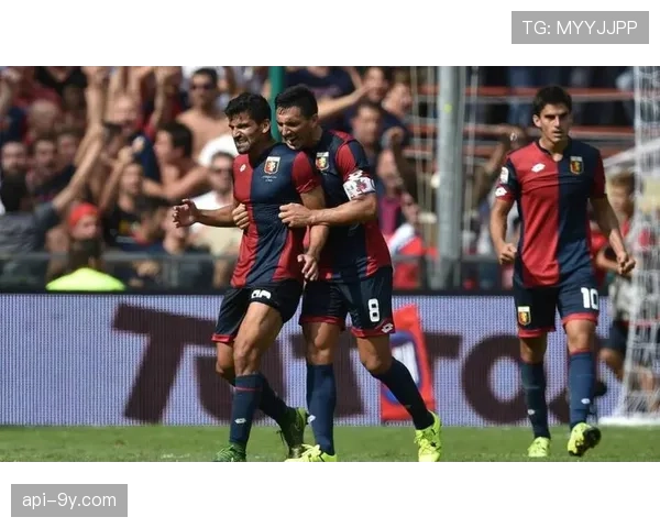 热那亚主场球迷在第13分钟集体鼓掌,悼念日前去世的球队传奇格里洛